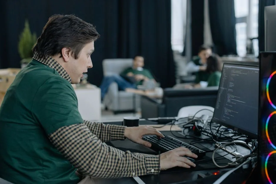 Un espace de travail élégant avec un ordinateur portable et des écrans affichant un logiciel de design.